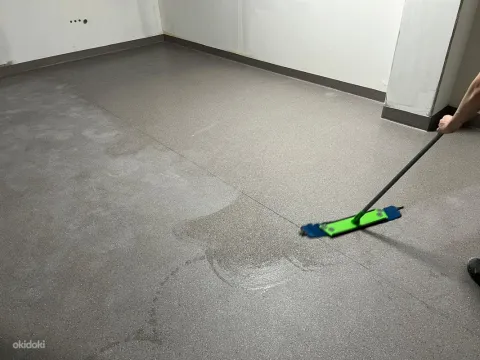 Ленолиум с заводом а стену